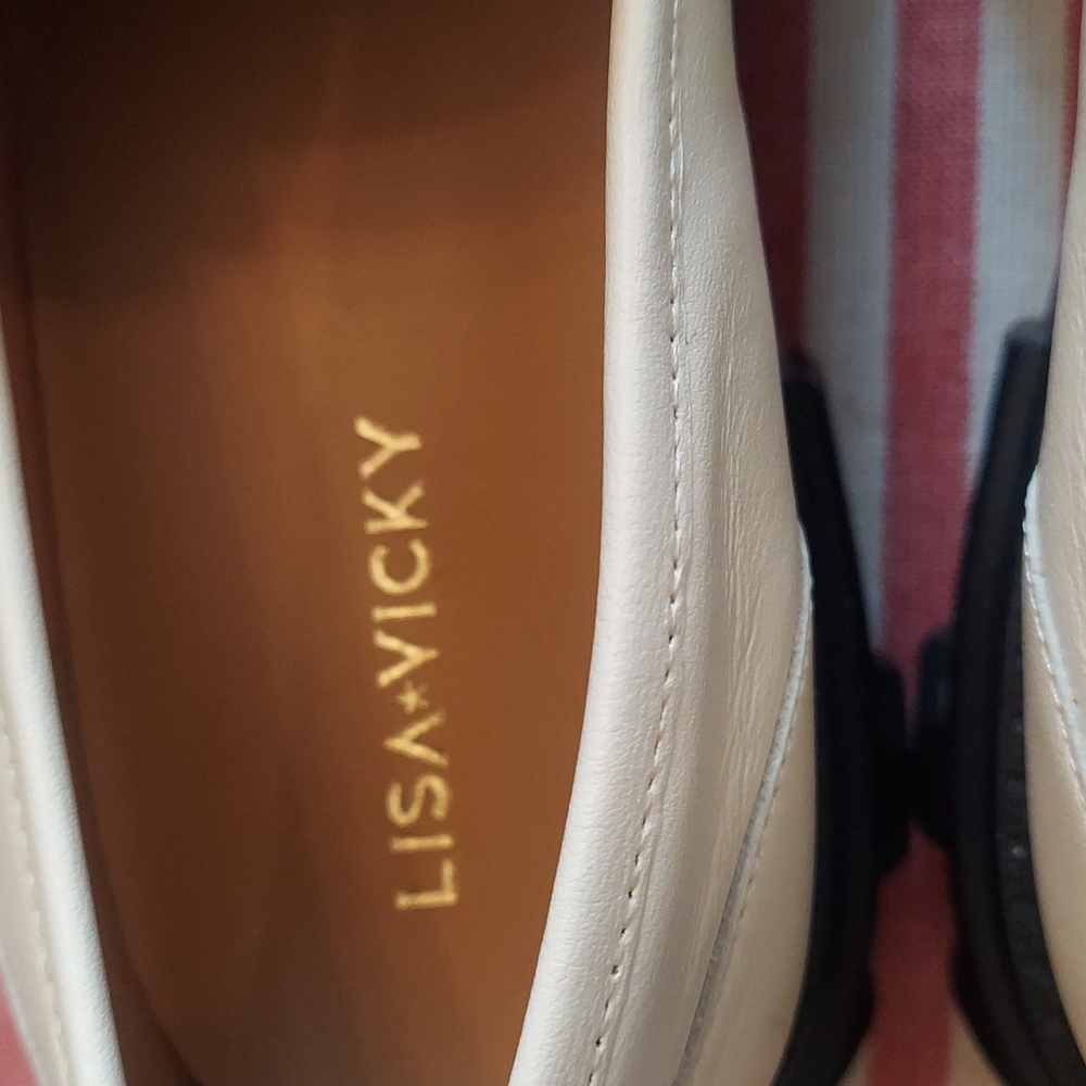 Elegant Cream Loafers with Gold Accent - Picture 7 of 9